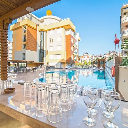 Flamingo Aparthotel 3*